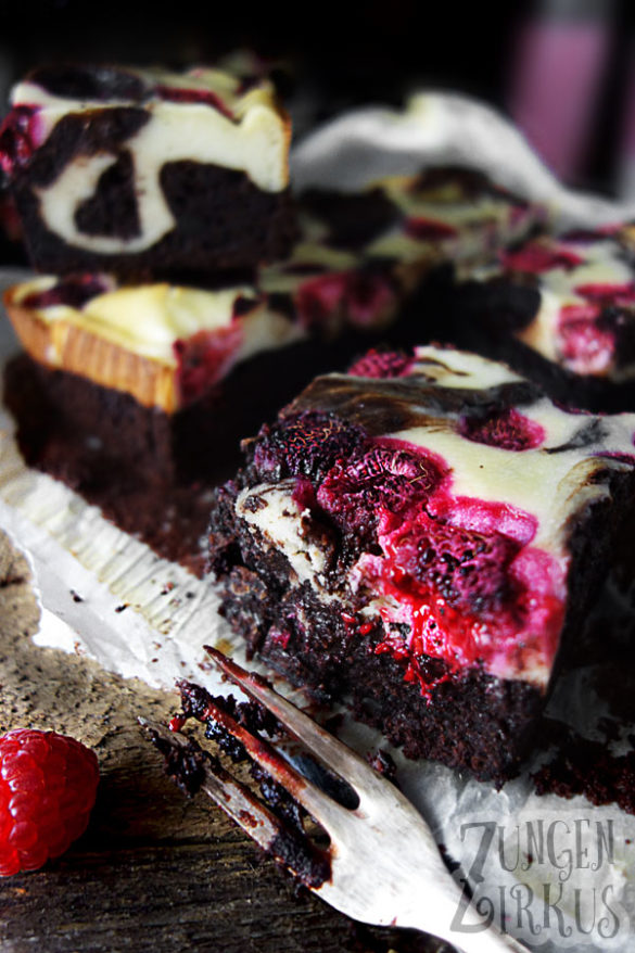 Winter - Brownies mit Cheesecake und Himbeeren - Zungenzirkus