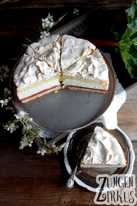 Rhabarber-Baiser-Torte mit weißer Schokomousse - Zungenzirkus